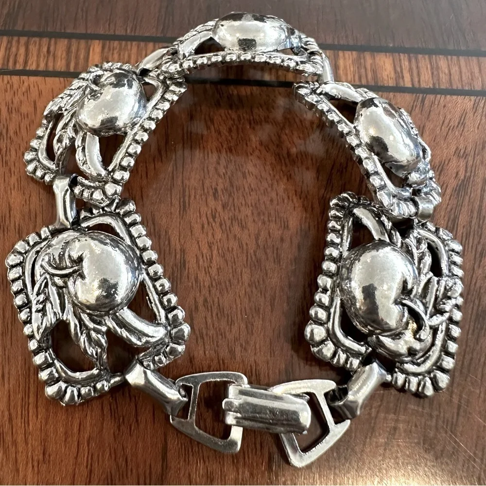 Vintage Silver Tone Apple Embossed Linked Bracelet 1.0” W, Fits Max Sz 7 Wrist
